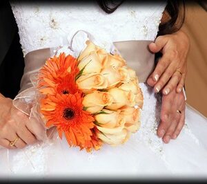 RAMO DE NOVIA CON ROSAS DAMASCO Y GERBERAS